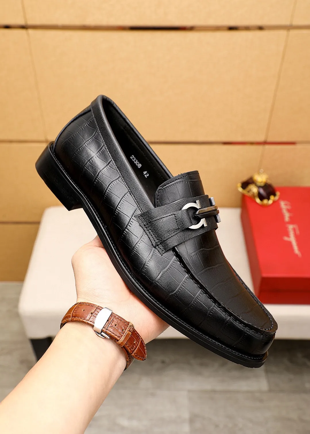Men's shoes💰480💐 Product trademark: Ferragamo "Ferragamo" casual leather shoes Regular size: 38-44 (45.46🉑️customized) Product materials: Selected imported first-layer cowhide embossed upper + luxury hardware buckle, imported water-dyed cowhide leather lining. Strong three-dimensional visual effect, original outsole color: 1⃣️color optional